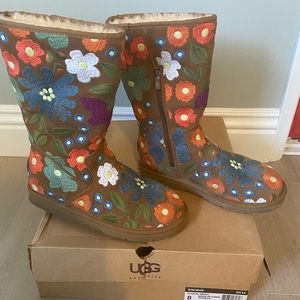 Ugg’s rare Wahine floral embroidered. Size 8